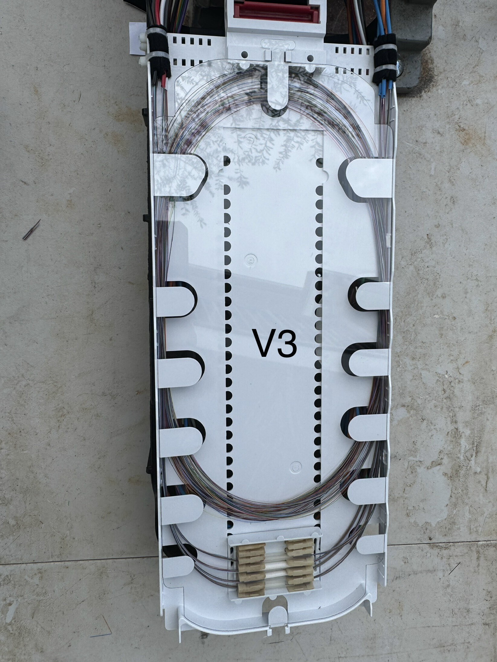 Fiber routing and splice sleeves arranged inside an open vault splice enclosure
